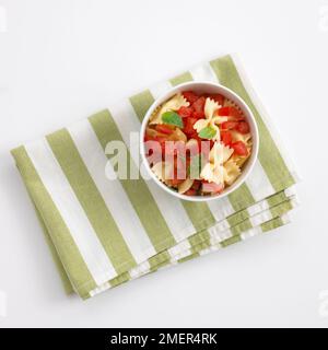 FARFALLE pasta e pomodoro Foto Stock