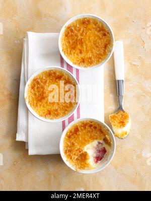 Tre rameini di lampone crema brulee Foto Stock