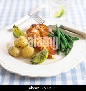 Piatto di pesce, patate novelle e fagiolini Foto Stock