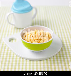 Pasta Orzo cremoso con la zucca, cibi per bambini Foto Stock