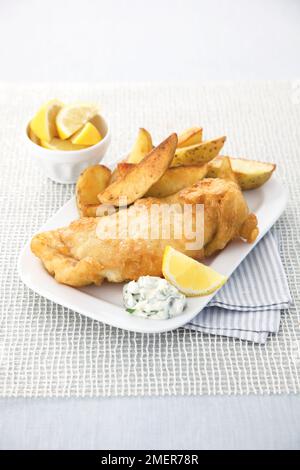 Pesce in pastella e patatine fritte con salsa tartara Foto Stock