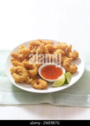 Gamberi di cocco speziati e fritti con salsa al peperoncino e lime Foto Stock