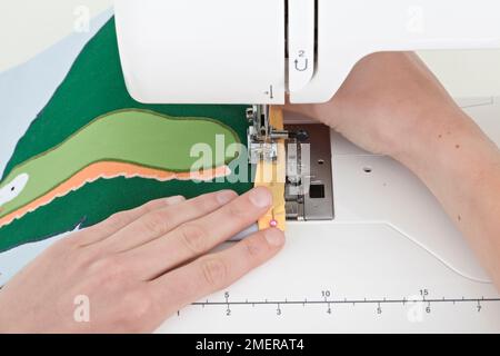 Libro di immagini in tessuto, cucire lungo il bordo della rilegatura fissata con perni Foto Stock