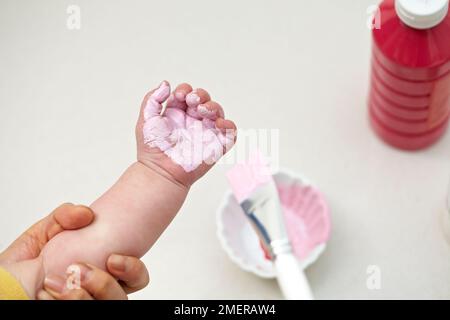 Dipingere la mano del bambino Foto Stock