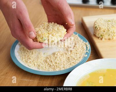 Copertura di torte di pesce crudo con pangrattato Foto Stock