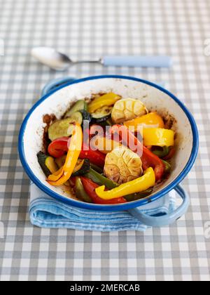 Verdure arrosto, peperoni, zucchine e aglio Foto Stock