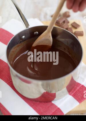 La produzione del cioccolato pot, dessert cioccolato fondente in padella Foto Stock