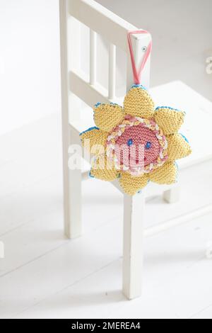 Giocattolo in pRAM lavorato a maglia a forma di fiore Foto Stock