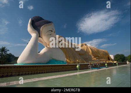 Myanmar, Bago Division, Bago, Naung Daw Gyi Mya Tha Lyaung, Buddha reclinato Foto Stock