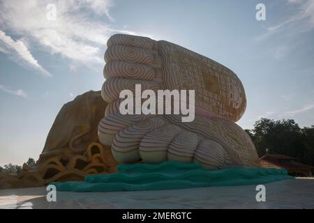 Myanmar, Regione di Bago, Bago, Naung Daw Gyi Mya Tha Lyaung, Buddha reclinato, piedi Foto Stock