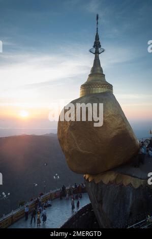 Myanmar, Myanmar sudorientale, Kyaiktiyo Pagoda, Golden Rock Foto Stock