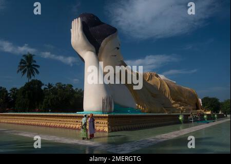 Myanmar, Bago Division, Bago, Naung Daw Gyi Mya Tha Lyaung, Buddha reclinato Foto Stock