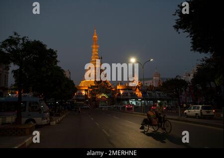 Myanmar, Yangon, Downtown, Sule Paya, vista notturna Foto Stock