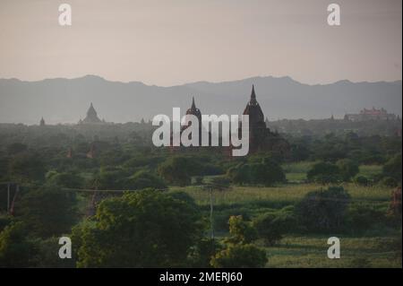 Myanmar, Birmania occidentale, Bagan, tramonto sulla pianura meridionale Foto Stock