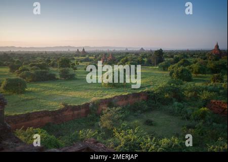 Myanmar, Birmania occidentale, Bagan, tramonto sulla pianura meridionale Foto Stock