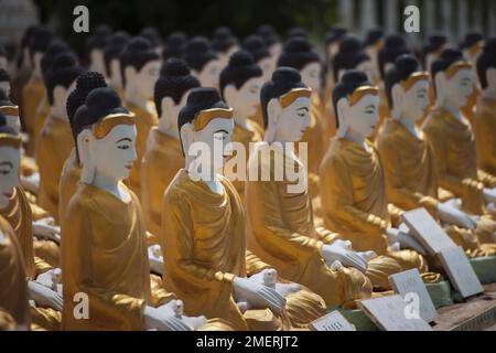 Myanmar, Sagaing, Monywa, Bodhi Tataung, Aung Setykar Pagoda, File di Buddha Foto Stock