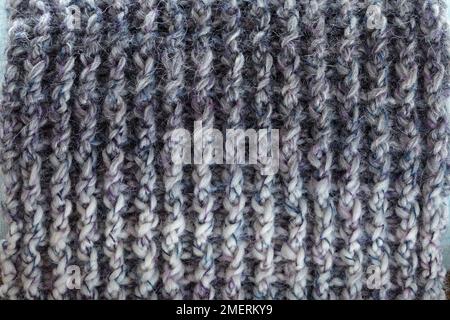 Viola-grigio, crochet di cucitura a nervatura sciarpa, close-up Foto Stock