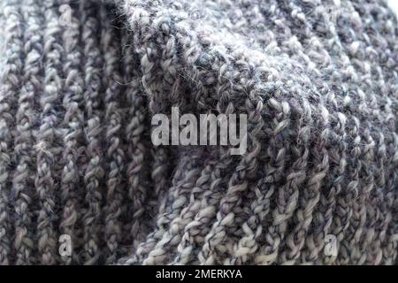 Viola-grigio, crochet di cucitura a nervatura sciarpa, close-up Foto Stock