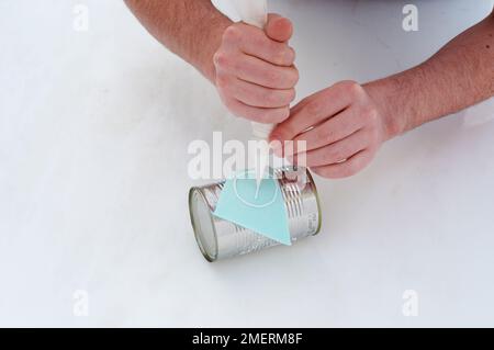 Tubing glassa sopra a glassa fondant modellata sopra una latta di metallo Foto Stock