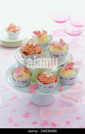 Cupcake decorati con delicatezza su un piedistallo a due piani Foto Stock