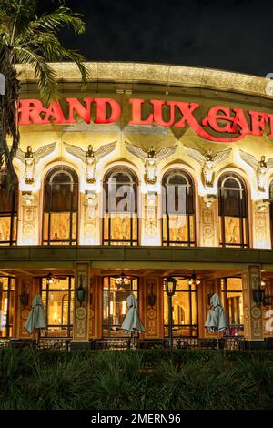 Sunrise, FL, USA - 23 gennaio 2023: Foto notturna Grand Lux Cafe al Sawgrass Mills Mall Sunrise FL Foto Stock