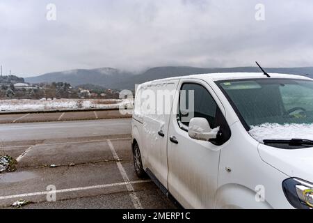 24 gennaio 2023, barcellona, Catalogna, Spagna: Nevicate nella zona pre-costiera di Barcellona e sulla costa, in una tempesta di neve senza precedenti per più di 10 anni, in un periodo di grave siccità in tutta la costa mediterranea spagnola (Credit Image: © Eric Renom/ZUMA Press Wire) SOLO USO EDITORIALE! Non per USO commerciale! Foto Stock