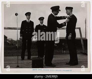 Grenade-lancio Coast Guardsman decorato. Il suo velivolo spazzato dal fuoco da due nidi di mitragliatrici tedesche in un'invasione di spiaggia a Gela, Sicilia, Coast Guardsman Arthur A. Arnold, marinaio di prima classe, di New Alexandria, Virginia, Si alzò e scagliò granate a mano per far tacere entrambe le batterie e permettere alle truppe di atterrare dalla chiatta della Guardia Costiera. Per questo 'eccezionale coraggio, azione pronta e decisiva e grande devozione al dovere', il Guardsman della Costa Arnold è stato premiato con la Medaglia d'Argento Star dal Comandante, Stati Uniti Forze navali, acque dell'Africa nord-occidentale, a nome del presidente degli Uniti Foto Stock