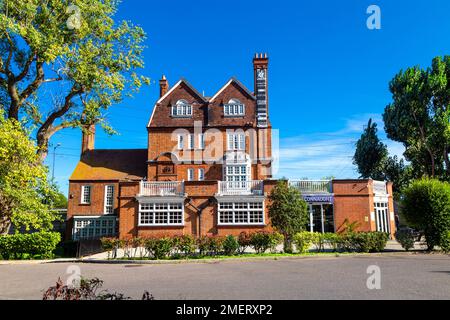 Esterno dello storico Victorian Connaught House Hotel e del pub Fox Connaught, Royal Docks, East London, Regno Unito Foto Stock