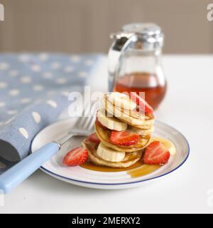 Un piatto di frutta e pancake Foto Stock