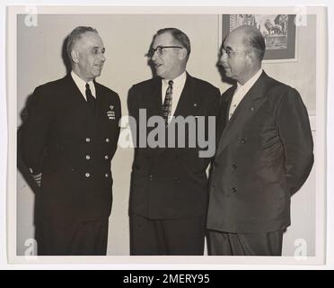 Il capitano Frank A. Leamy e gli ufficiali appena nominati del Distretto ausiliario della Guardia Costiera del 8th. I piani futuri della Guardia Costiera ausiliaria sono discussi dal Capitano Frank A. Leamy (a sinistra), USCG, Comandante, 8th Distretto della Guardia Costiera, e nuovi ufficiali nominati del Distretto della Guardia Costiera 8th Ausiliare. Accanto al Capitano Leamy si trova L. J. Trudeau che fu giurato come Commodore del Distretto ausiliario del 8th, e il Dr. J. W. Rosenthal che divenne Capitano della Divisione #4. I due nuovi ufficiali, entrambi figli nativi della città della mezzaluna, sono stati amministrati il loro giuramento d'ufficio durante gli Ins ausiliari Distrettuali Foto Stock