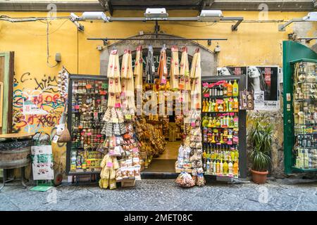 Negozio di souvenir che vende specialità locali e liquori a Napoli, Campania, Italia. Foto Stock