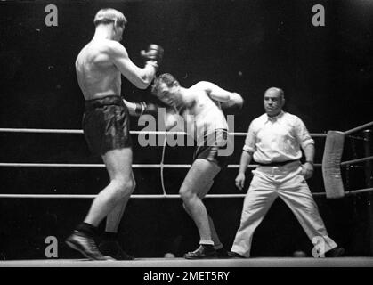 1939 , novembre , GERMANIA : qualificatori di Boxing per il campionato tedesco di pesi massimi . Il campione europeo tedesco di peso maggiore , il boxeur ARNO KOLBLIN ( Kölblin , 1911 - 1988 ), a sinistra in questa foto, vincitore di HEINZ LAZEK ( 1911 - 1986 ) . Kolblin si ritirò nel 1950 con un record di 50 vittorie da 78 combattimenti, con 20 perdite e 8 pareggi. All'inizio degli anni '1950s, Kölblin lavorò come allenatore nella Repubblica democratica tedesca comunista . Nel 1956 fuggì nella Germania occidentale, dove continuò a lavorare come allenatore di pugilato e successivamente come manager . Fotografo sconosciuto .- SPORT - BOX - CAMPIONE D'Europa - CA Foto Stock