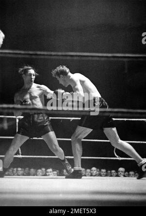 1942 , febbraio , GERMANIA : qualificatori di Boxing per il campionato tedesco di pesi massimi . Il campione europeo tedesco di peso maggiore, il boxeur ARNO KOLBLIN ( Kölblin , 1911 - 1988 ), a sinistra in questa foto, in perdita per KO con il vincitore svedese OLLE TANDBERG ( 1918 - 1996 ) . Kolblin si ritirò nel 1950 con un record di 50 vittorie da 78 combattimenti, con 20 perdite e 8 pareggi. All'inizio degli anni '1950s, Kölblin lavorò come allenatore nella Repubblica democratica tedesca comunista . Nel 1956 fuggì nella Germania occidentale, dove continuò a lavorare come allenatore di pugilato e successivamente come manager . Fotografo sconosciuto .- SPORT - BOX Foto Stock