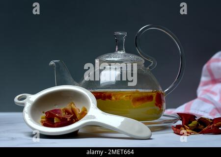 Il tè della buccia della mela in teiera e la buccia della mela in filtro del tè, mela Foto Stock