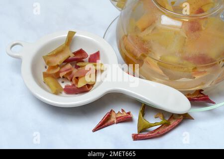 Il tè della buccia della mela in teiera e la buccia della mela in filtro del tè, mela Foto Stock