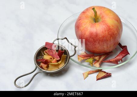 Il tè della buccia della mela nel filtro del tè e la mela, il tè Foto Stock