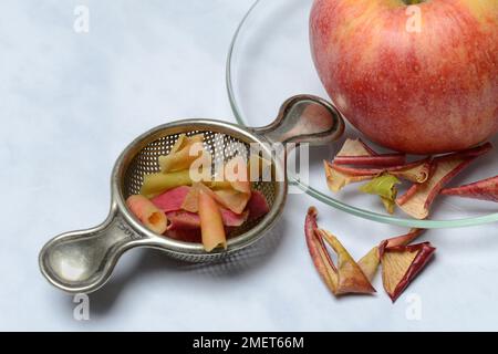 Il tè della buccia della mela nel filtro del tè e la mela, il tè Foto Stock