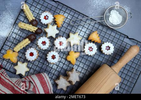 Biscotti di Natale assortiti su rack per torte, biscotti, Natale Foto Stock