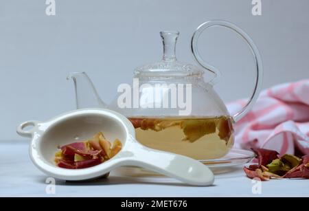 Il tè della buccia della mela in teiera e la buccia della mela in filtro del tè, mela Foto Stock