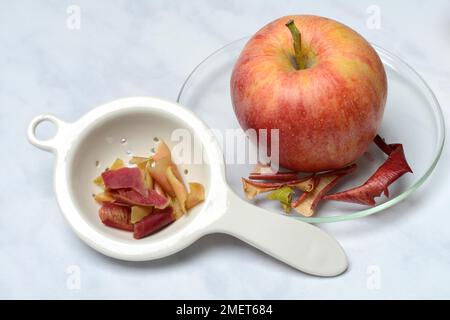 Il tè della buccia della mela nel filtro del tè e la mela, il tè Foto Stock