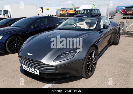 Vista frontale di tre quarti di una Aston Martin 2021 Silver DB11 volante, in esposizione nella zona Aston Martin Owners Club, al Silverstone Classic 2022 Foto Stock