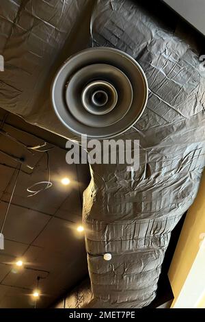 Sistema di ventilazione di tubi, condotti e griglie nell'edilizia industriale Foto Stock