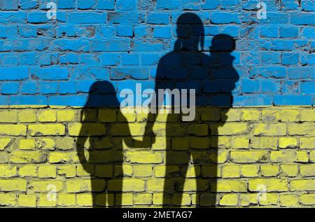 Immagine simbolica sul tema dei rifugiati di guerra dall'Ucraina Foto Stock