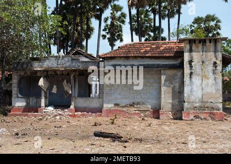 Casa abbandonata, Jaffna, Provincia del Nord Est, Pungudutivu, Sri Lanka Foto Stock