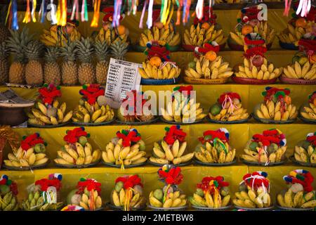 Hambantota, Kataragama, Provincia di Uva, Sri Lanka, variopinte disposizioni di banane e altri frutti Foto Stock