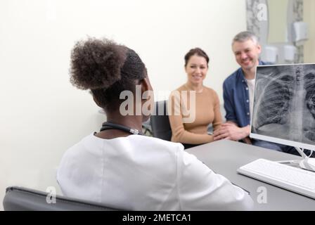 una coppia sposata ad un appuntamento e consultazione con un oncologo Foto Stock