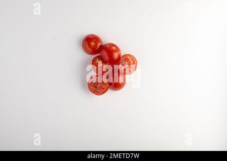 Pomodori ciliegini a fette Foto Stock