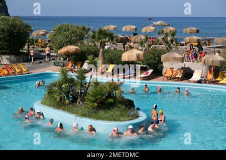 Persone che si godono i Giardini termali di Poseidon, Ischia, Golfo di Napoli, Campania, Italia. Foto Stock