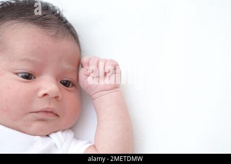 Faccia e mano della bambina, facendo il pugno Foto Stock