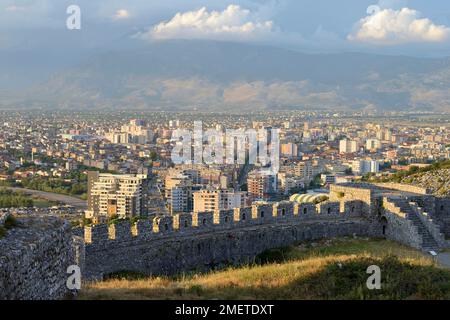 Vista della città dalle rovine del castello di Rozafa, Shkodra, Shkoder, Albania Foto Stock